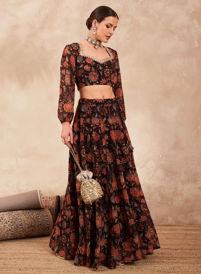 ساسافراس بلوزة قصيرة سوداء بنقوش زهور وياقة على شكل قلب مع تنورة أناركالي - Image 1